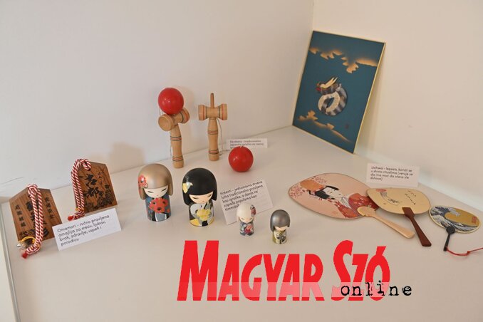 Omamori szerencsetáblák, kokeshi babák, kendama ügyességi játékok és uchiwa rituális legyezők