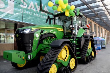 A kiállítás legdrágább hernyótalpas traktora (Dávid Csilla felvétele)