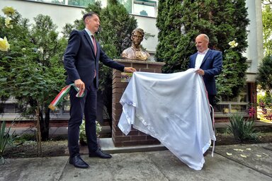 Dr Balint Pastor, predsednik SVM-a, i direktor škole Kološ Gordan otkrivaju bistu (Fotografija Arpada Gergelja)