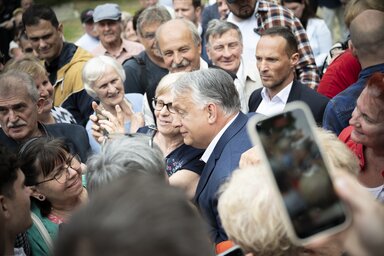 Orbán Viktor politikai szimpatizánsok körében (MTI/Miniszterelnöki Sajtóiroda)