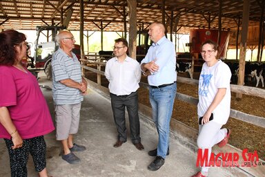 Juhász Attila és Molnár Viktor az őrszállási vendéglátókkal  (Fotó: Paraczky László)