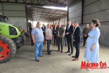 Győrffy Balázs a VMSZ-küldöttséggel megtekinti a moholi termelő gazdaságát (Csincsik Zsolt felvétele)