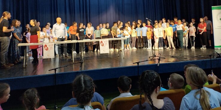 Dávid a hangszeresek népes csoportjával a Szólj, síp, szólj! vetélkedő díjkiosztóján
