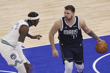 Jaden McDaniels védekezik Luka Dončićon (Fotó: Beta/AP)