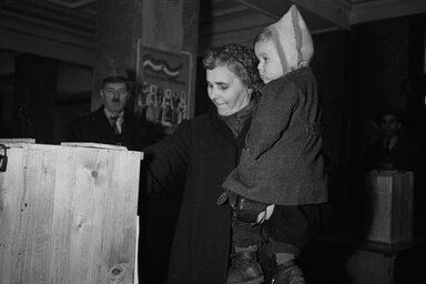 Az urnák előtt 1945-ben / forrás: bbc.com