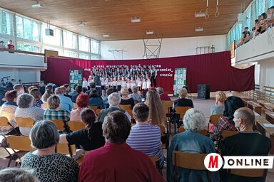 A bácskossuthfalvi Id. Kovács Gyula Általános Iskola alsós és felsős diákjaiból álló kórus fellépése