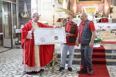 A kismotoros banda tagjai átadják az adományt dr. Kara Nándornak (Lakatos János felvétele)