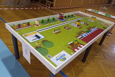 a csapatok egy olyan robotot terveztek, amelyik a versenypályán megadott feladatokat hajtott végre (WRO Serbia Facebook-oldala)