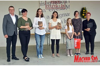 A Közegellenállás riportpályázat díjazottjai Tóth Líviával, a Hét Nap főszerkesztőjével és Komáromi Róberttel, a Takáts Rafael Magyar Kultúrkör elnökével (Fotó: Gergely Árpád)