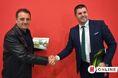 Paska Oszkár átveszi a John Deere kulcsát (Fotó: Ótos András)