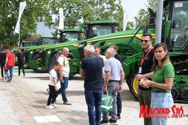 Naponta több mint kétezren sétáltak végig a „John Deere utcán”  (Fotó: Dávid Csilla)