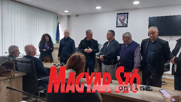 Vendéglátóink, a Kosovo Polje-i községi vezetők egy része (Fotó: Németh Zoltán) Vendéglátóink, a Kosovo Polje-i községi vezetők egy része (Fotó: Németh Zoltán)