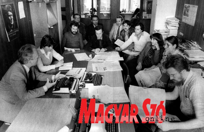 Szerkesztőségi hangulat a '80-as évek elején. Fotónkon balról jobbra: Erdélyi Károly, Erdősi Loc Valéria, Fazekas András, mögötte Papp Endre, Papp Imre, mögötte Lovas István, Csorba Zoltán, mögötte Vojnics Tivadar, Gyarmati József, Papp Etelka, Pilcz Klára és Németh Zoltán Szerkesztőségi hangulat a '80-as évek elején. Fotónkon balról jobbra: Erdélyi Károly, Erdősi Loc Valéria, Fazekas András, mögötte Papp Endre, Papp Imre, mögötte Lovas István, Csorba Zoltán, mögötte Vojnics Tivadar, Gyarmati József, Papp Etelka, Pilcz Klára és Németh Zoltán