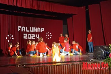 A bácskossuthfalvi gyerekek fellépései kapták a legnagyobb tapsot a falunapi központi rendezvényen (Fotó: Kazinczy Paszterkó Diana)