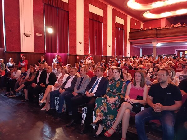 Zsúfoltságig megtelt közönséggel a színház nézőtere (Fotó: Kazinczy Paszterkó Diana) Zsúfoltságig megtelt közönséggel a színház nézőtere (Fotó: Kazinczy Paszterkó Diana)