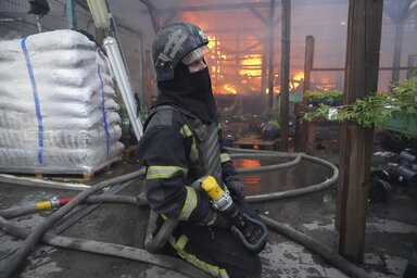 Tűzoltók küzdenek a lángokkal a barkácsáruházban (Fotó: Beta/AP)