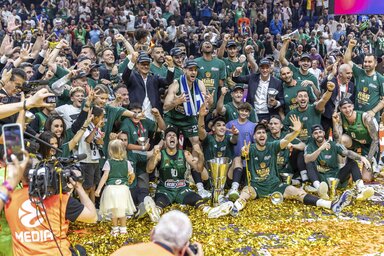 A Panathinaikosz együttese ünnepli hetedik Euroliga-trófeáját (Fotó: Beta/AP)