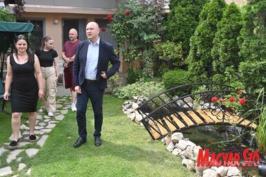 A polgármestert keresztülvezetik a csodaszép kerten (Fotó: Ótos András felvétele)