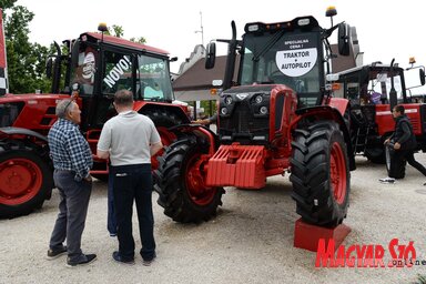 A gazdák már nagyon várták az új típusú Belarus 820 érkezését (Fotó: Dávid Csilla)