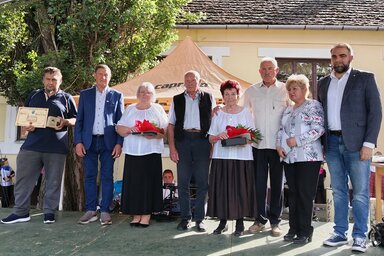 A bajsai falunap díjazottjai a helyi közösség vezetőivel (Tóth Péter felvétele)