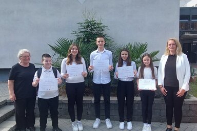 A képen a vajdasági csapatból Báló Bordás Gizella, Boldizsár Balázs, Palatinus Renáta, Tóth Lakatos Péter, Posztós Amanada, Bohata Luca és Bohata Zsuzsanna látható (VMMI)