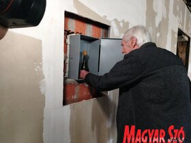 Időkapszulákat helyeztek el Topolyán a felújítás alatt álló egykori hotel épületének falában