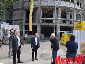 Időkapszulákat helyeztek el Topolyán a felújítás alatt álló egykori hotel épületének falában