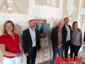 Időkapszulákat helyeztek el Topolyán a felújítás alatt álló egykori hotel épületének falában