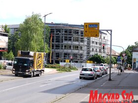 Időkapszulákat helyeztek el Topolyán a felújítás alatt álló egykori hotel épületének falában
