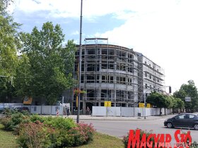 Időkapszulákat helyeztek el Topolyán a felújítás alatt álló egykori hotel épületének falában
