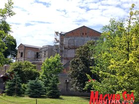 Időkapszulákat helyeztek el Topolyán a felújítás alatt álló egykori hotel épületének falában