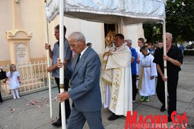 Úrnapi körmenet a Szent Kereszt felmagasztalása templomban Szenttamáson
