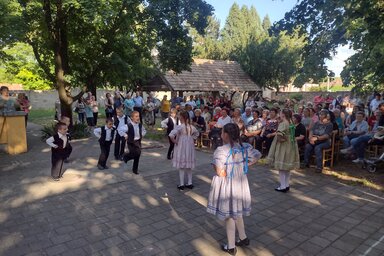 Ének tánc és vidámság a Móra udvarában (Balázs Andrea)