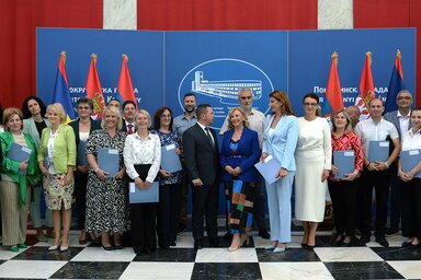 Közös fotón a nyertes pályázó intézmények képviselői (Dávid Csilla felvétele)
