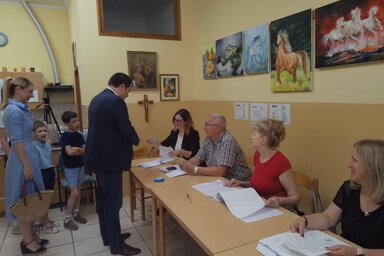 Fejsztámer Róbert, a VMSZ magyarkanizsai listavezetője, jelenlegi polgármester már reggel nyolckor leadta voksát (Fotó: Bajić Jenei Klementina)