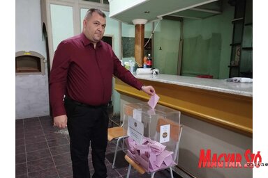 Kiss Igor is leadta szavazatát az önkormányzati választásokon (Fotó: Kancsár Izabella)