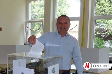 Tóbiás József Adán a baraparti iskolában adta le voksát vasárnap délelőtt (Fotó: Csincsik Zsolt)