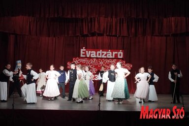 Néptáncosok a színpadon (Fotó: Kancsár Izabella)