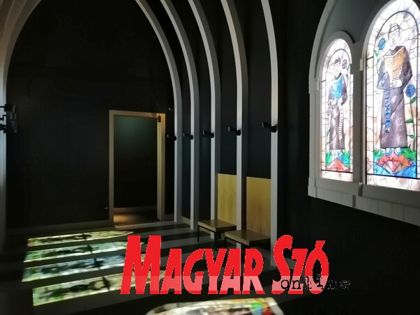 E stilizált templombelsőben megfigyelhetjük, hogyan fakadnak dalra a festett üvegablakok figurái (Fotó: Csík Mónika) E stilizált templombelsőben megfigyelhetjük, hogyan fakadnak dalra a festett üvegablakok figurái (Fotó: Csík Mónika)