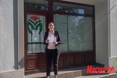 Monoki Elvira voksolni indul a csókai VMSZ-irodából (Fotó: Balázs Andrea felvétele)