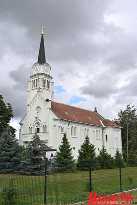 A megemlékezést Királyhalmon tartották meg a Jézus Szentséges Szíve plébániatemplomban és a templomkertben (Ótos András és Molnár Edvárd felvételei)