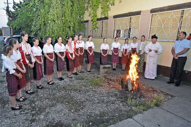 Az összetartozás tüzét Nagy József esperes plébános gyújtotta meg (Gergely Árpád felvétele)