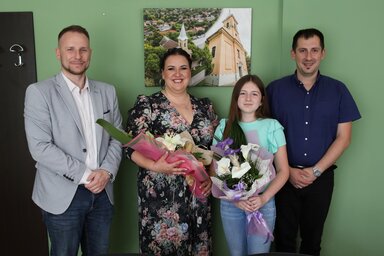 Zsófia átveszi jutalmát az önkormányzat képviselőitől (Lakatos János felvétele)