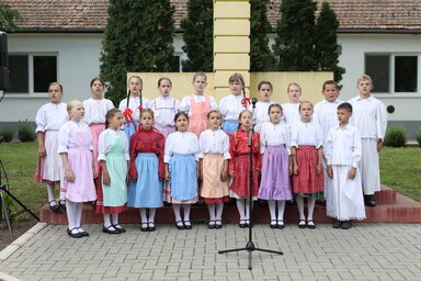 A helyi néptáncosok fellépése (Lakatos János felvétele)