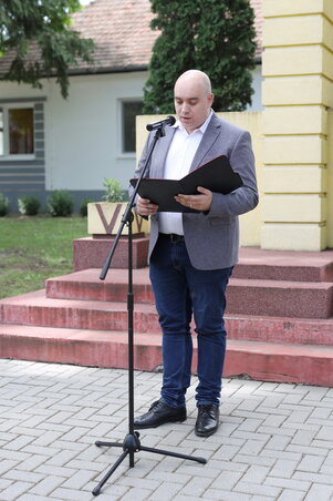 Kovács Viktor köszönti a megemlékezés résztvevőit (Lakatos János felvétele)