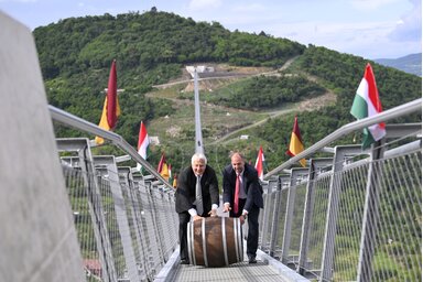 Semjén Zsolt és Dankó Dénes hordót gurít a függőhíd avatóján