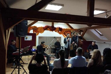 Dušan Birač hegedűművész szextettjének fellépésével vette kezdetét az Úriemberek hete Óbecsén (Fotó: Kancsár Izabella)