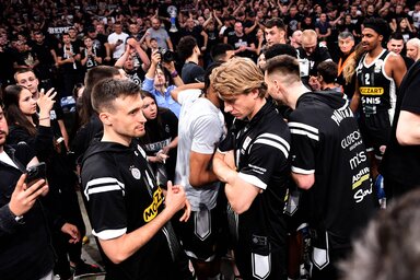 A Partizan játékosai hiába próbálták megnyugtatni szurkolótáborukat (Fotó: Beta)