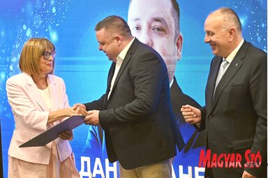 Dankó Dénesnek Maja Gojković adta át az elismerést (Fotó: Ótos András)
