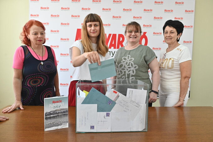 A vigaszdíjakat Török Erna (kezében a szerencsés nyertes borítékával), valamint Újházi Eszter és Gajić Varga Sára húzták ki (Fotó: Ótos András)